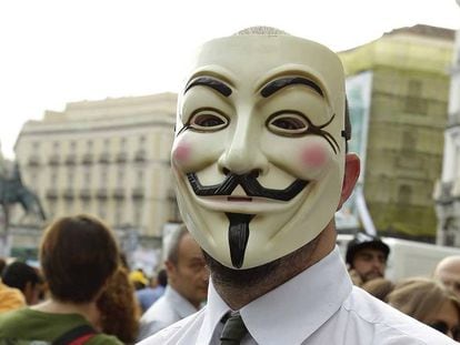 Un manifestante con la careta de Anonymous en Sol.