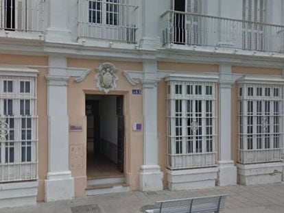 El número 185 de la calle Real, en San Fernando (Cádiz), donde vivía Manoli B. B., la mujer asesinada por su pareja.