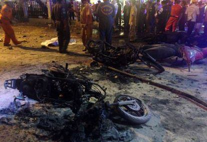 Una motocicleta cremada a la zona on ha explotat la bomba.