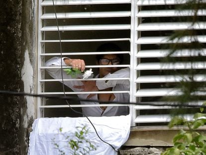 El disidente cubano Yunior García asoma el puño por la ventana de su departamento en La Habana, el 14 de noviembre de 2021.