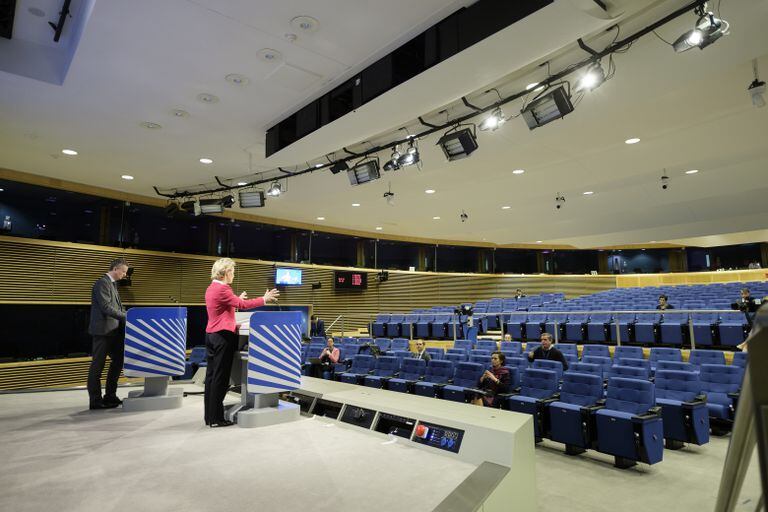 Ursula von der Leyen se dirige a los medios de comunicación, el pasado jueves en la sede la Comisión Europea en Bruselas.