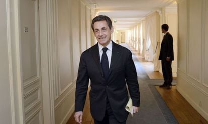 El presidente francés, Nicolás Sarkozy, a su llegada al palacio del Elíseo para participar hoy en una vídeoconferencia con su homólogo estadounidense, Barack Obama, sobre la situación en Siria, Irán y Afganistán.