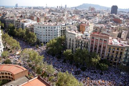 Imagen del Paseo Sant Joan en Barcelona, con los asistentes a una de las manifestaciones organizadas por los independentistas para celebrar la Diada.