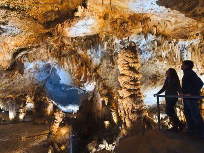 Una pareja de visita la cueva de Pozalagua, en el parque natural de Amañón.