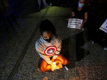 Una joven participa en una protesta exigiendo seguridad para las mujeres, justicia para las víctimas de violación en Brasil, el 4 de noviembre de 2020.