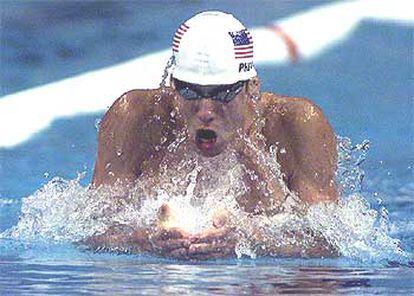 Michael Phelps nada braza en la semifinal de 200 estilo en la que batió el récord del mundo.