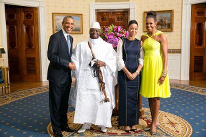 Obama posa sonriente con Yahya Jammeh en la Casa Blanca.