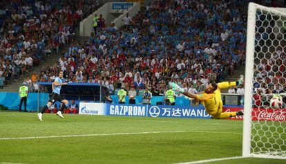 Edinson Cavani marca el segundo tanto de Uruguay.