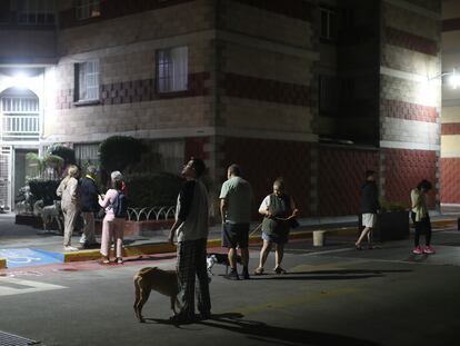 Un grupo de vecinos sale de sus viviendas tras el sismo de este miércoles en Ciudad de México.