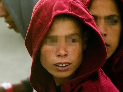 Menores magrebíes rescatados en una patera, fotografiados en Tarifa (Cádiz).