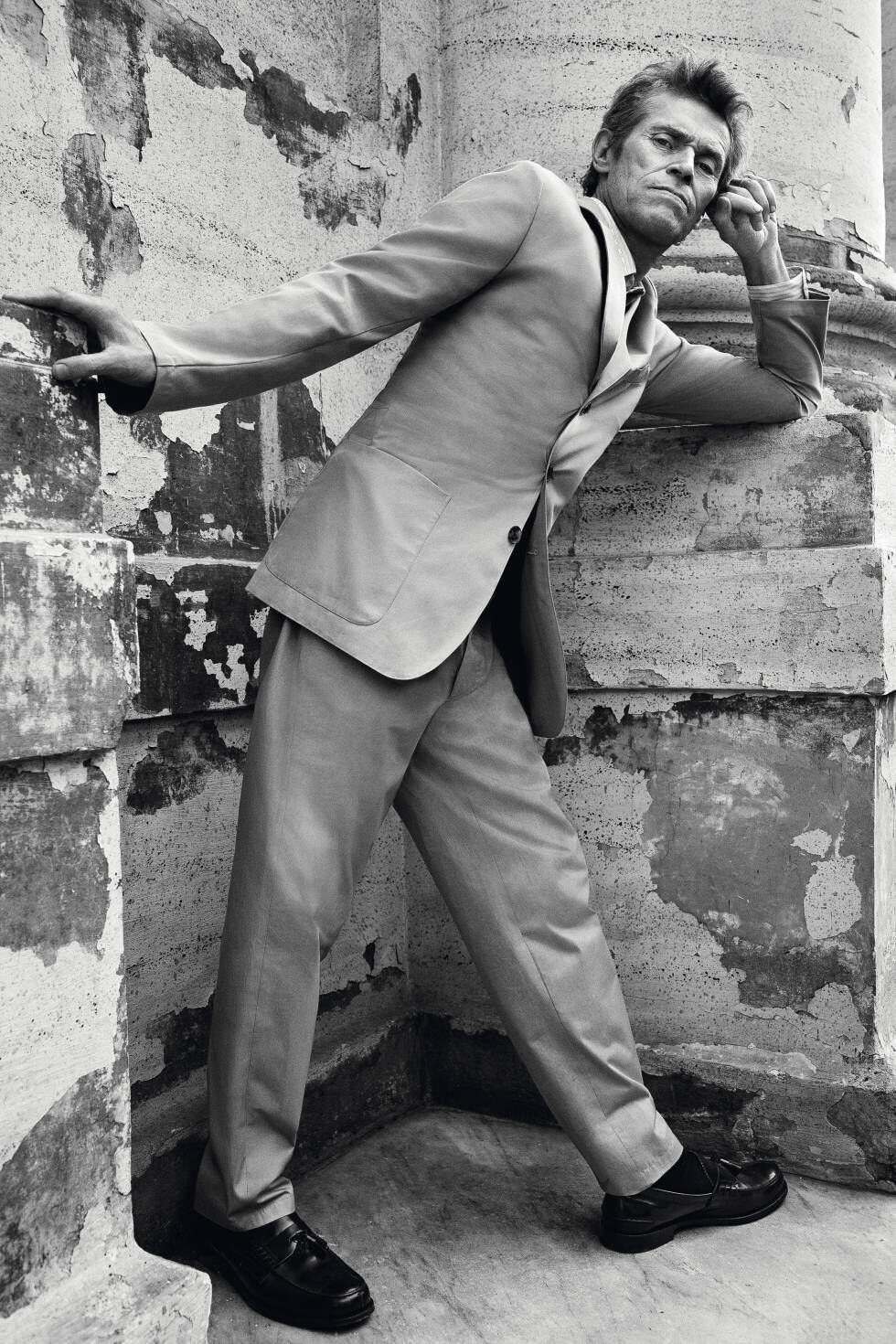 El actor posa con traje de Hermès y zapatos Church's.