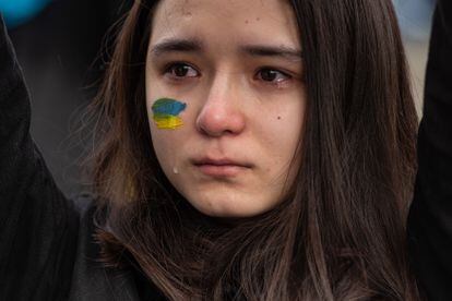 Una niña llora durante la manifestación celebrada este miércoles en Kiev para pedir la evacuación de los civiles y soldados ucranios que siguen bajo asedio ruso en Mariupol (sudeste).