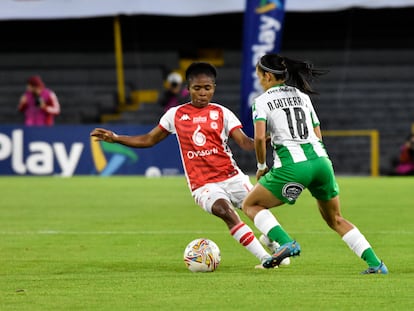 Heidy Mosquera, de Santa Fe, y Nairelis Gutierrez, de Atlético Nacional, disputan el balón durante un encuentro de la liga, el pasado 14 de junio.