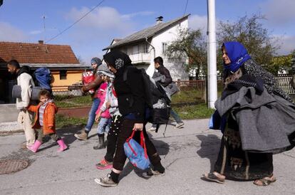 Un grupo de refugiados cerca de la frontera croata-eslovena, este martes.