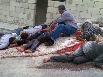 Imagen aportada este jueves por un grupo autodenominado Revolución Siria contra El Asad, autentificada por AP que muestra muertos en Bayda.
