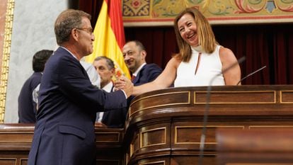 El líder del PP, Alberto Núñez Feijóo, y la presidenta del Congreso, Francina Armengol, en la constitución de las Cortes.