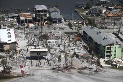 Vista aérea de una zona residencial arrasada por el huracán Ian en Sanibel, Florida.