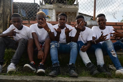 Un grupo de jóvenes participa de las actividades culturales del barrio Alberto Lleras Camargo.