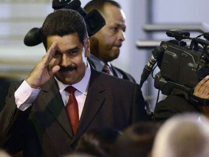 Nicol&aacute;s Maduro saluda tras ser designado vicepresidente por Hugo Ch&aacute;vez, el jueves en Caracas. 