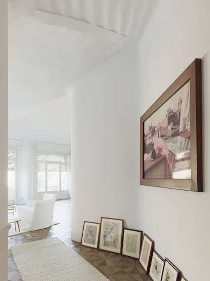 Un blanco cegador inunda el salón de la casa de la escritora y sus obras de arte.
