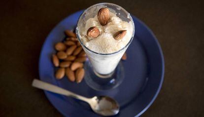 El helado de almendra, blanco, virginal, parece el grial que marca el itinerario del verano y de todas las estaciones aut&oacute;ctonas.