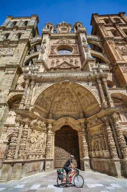 La fachada principal, de estilo barroco, de la catedral de Astorga (León). 
