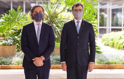 Los ministros de Exteriores de Argentina, Juan Pablo Cafiero (izquierda), y de Brasil, Carlos França, posan tras la reunión que mantuvieron este viernes 8 de octubre en Brasilia.