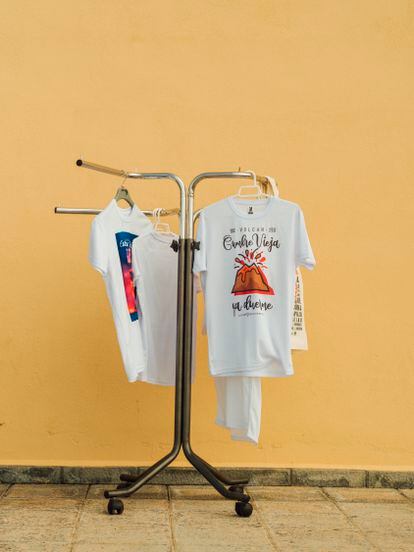 Camisetas a la venta en una iglesia en la localidad de Tajuya.