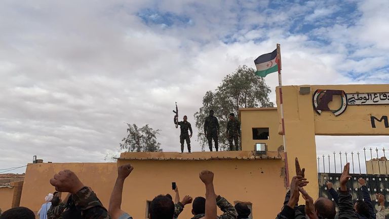 Simpatizantes del Frente Polisario responden a una arenga en uno de los campos de refugiados saharauis en Rabuni, Argelia, el viernes 13 de noviembre.