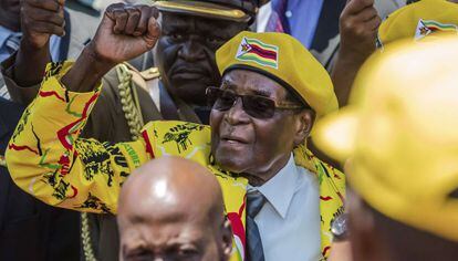 Mugabe saluda a sus partidarios tras la destitución del vicepresidente Mnangagwa, el pasado 8 de noviembre en Harare.
