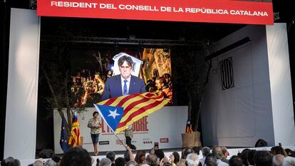 Puigdemont interviene por videoconferencia en el acto celebrado el pasado 1 de octubre en la plaza de Cataluña de Barcelona en el sexto aniversario del 1-O.