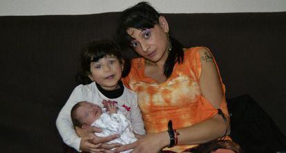 Sara González, junto a sus hijos, condenada a seis meses de cárcel.