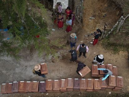 Vista aérea de las urnas que contienen los restos de 59 víctimas del conflicto armado guatemalteco (1960-1996) en el pueblo de Jacana en Nebaj (Guatemala).
