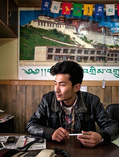 Tenzin Chokdup, de 24 años, en su agencia de viajes Potala Tours.