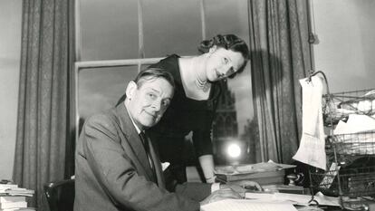 El poeta T. S. Eliot y su segunda esposa Valerie, en su casa en 1958.