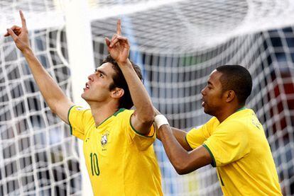 Kaká y Robinho celebran un gol