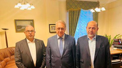 Los representantes de Hamás, Bassem Naim y Moussa Abu Marzouk, junto al viceministro de Exteriores ruso, Mijaíl Bogdanov, el jueves cerca de Moscú, en una foto difundida por el grupo palestino.