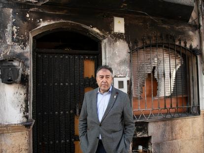 Joaquín Requena, alcalde de Navas de San Juan (Jaén), frente a la fachada de su casa incendiada en un ataque contra su propiedad.