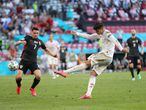 El delantero de España, Álvaro Morata, anota el cuarto gol del equipo de Luis Enrique, durante la prórroga.