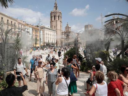 Visitantes de la Plaza de la Reina de Valencia, en la zona de los vaporizadores, en una imagen captada la pasada semana.