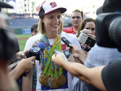 Katie Ledecky con la gorra de los Washington Nationals y las medallas ol&iacute;mpicas que logr&oacute; en Rio.