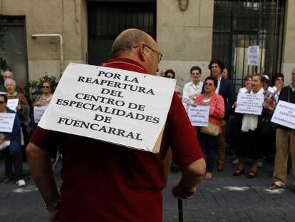 Vecinos de Fuencarral protestan frente a Sanidad.