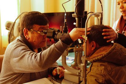El doctor Sanduk Ruit, ideó la técnica de microcirugía ocular en los años ochenta. Desde entonces ha devuelto la vista a 100.000 ciegos, especialmente en zonas remotas y empobrecidas.