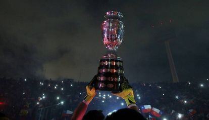 Claudio Bravo levanta la Copa en Chile 2015.