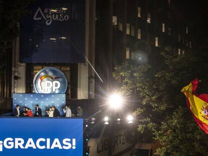 Isabel Diaz Ayuso y Pablo Casado, entre otros dirigentes populares, el pasado martes en la sede de Génova 13 celebrando la victoria electoral en la Comunidad de Madrid.