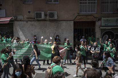 Concentració de la PAH para frenar el desnonament de Liliana, a l'Hospitalet del Llobregat. 