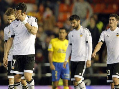 Varios jugadores del Valencia se lamentan al t&eacute;rmino del partido. 