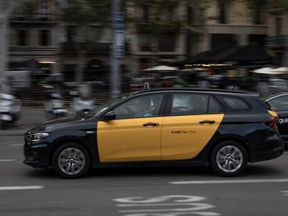 Un taxista circula por Pla de Palau, en Barcelona.