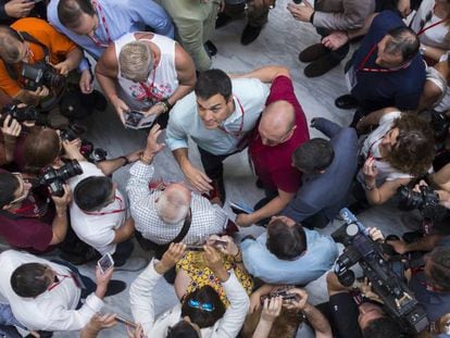FOTO: Pedro Sánchez rodeado de militantes y de cámaras en el congreso del PSOE, este sábado. / VÍDEO: Declaraciones de Susana Díaz sobre la plurinacionalidad.