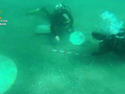 La Guardia Civil salva del expolio restos del naufragio en Málaga de ‘La Isabella’